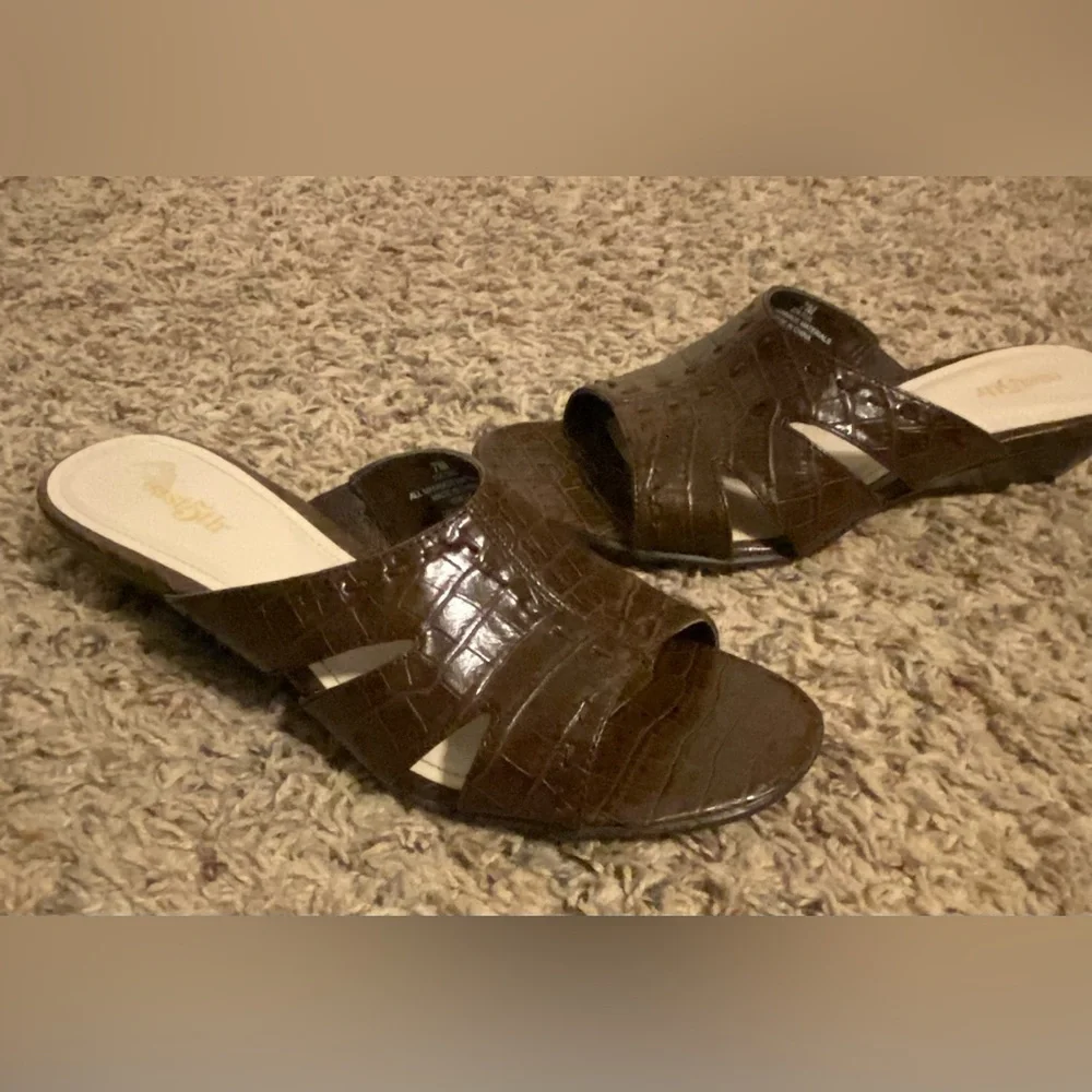 East 5th Brown Crocodile Slide Sandals, 7M